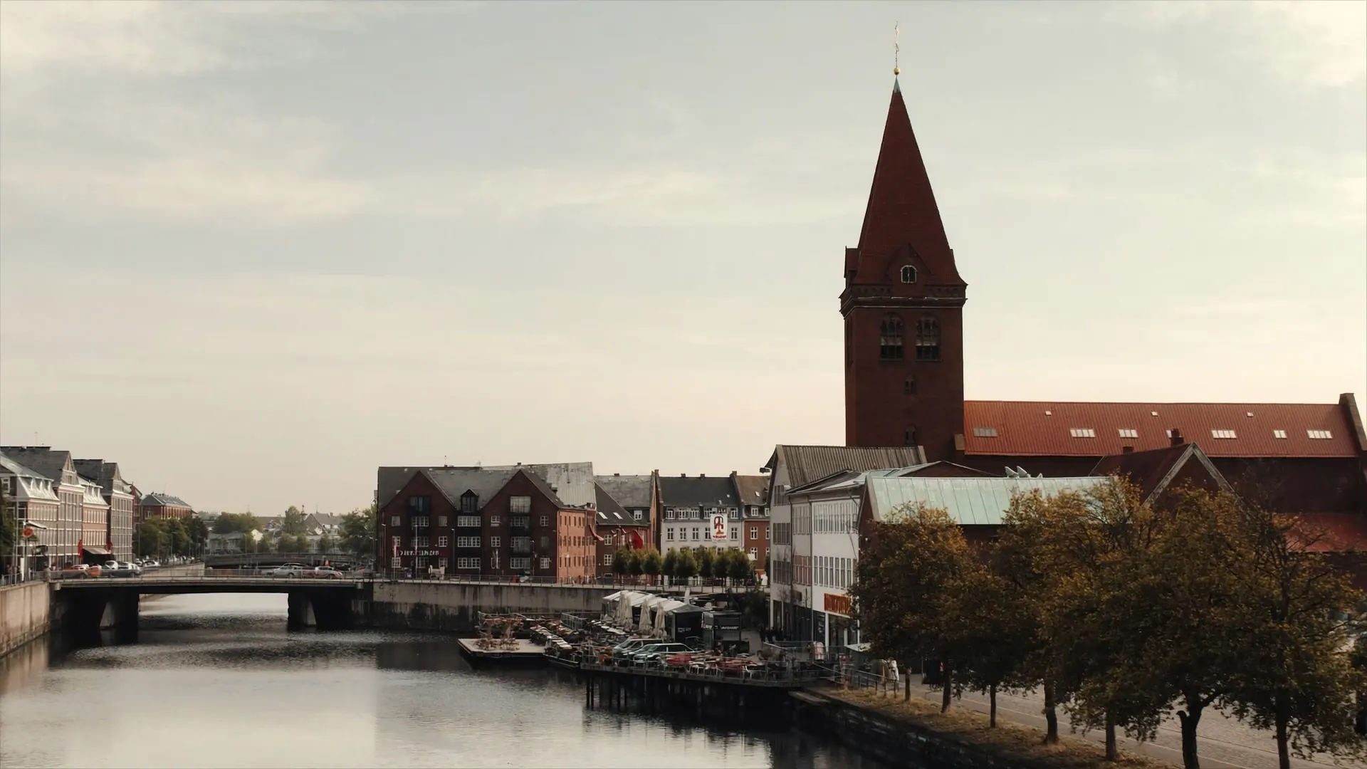Åboulevarden i Aarhus med kanalen, broen og domkirkens røde tårn bag husrækken