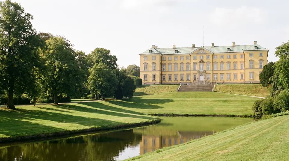 Frederiksberg Slot på bakken over plænerne og kanalen i Frederiksberg Have