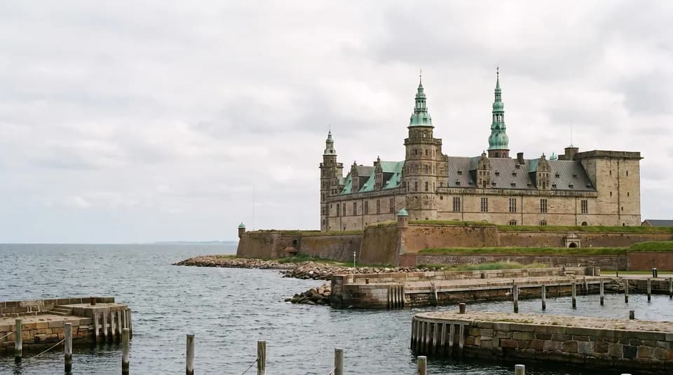 Kronborg Slot med kobbergrønne spir set fra havnen ved Øresund