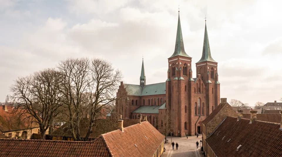 Roskilde Domkirke med de to slanke spir over byens røde tage